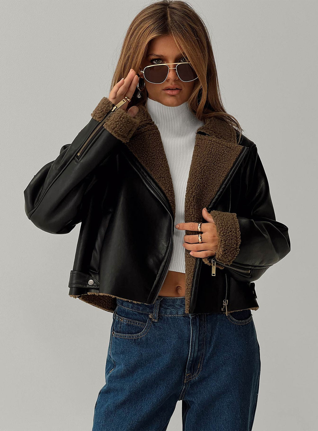 Chaqueta de piel sintética con ribete de borrego negra
