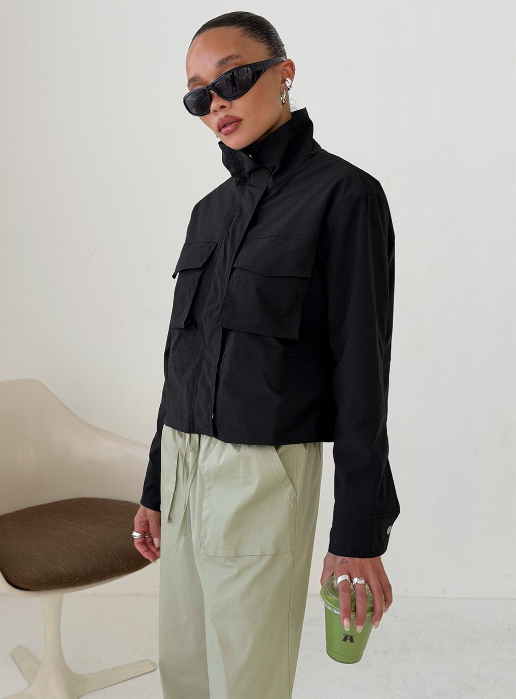 Chaqueta de cuello embudo Annisa negra