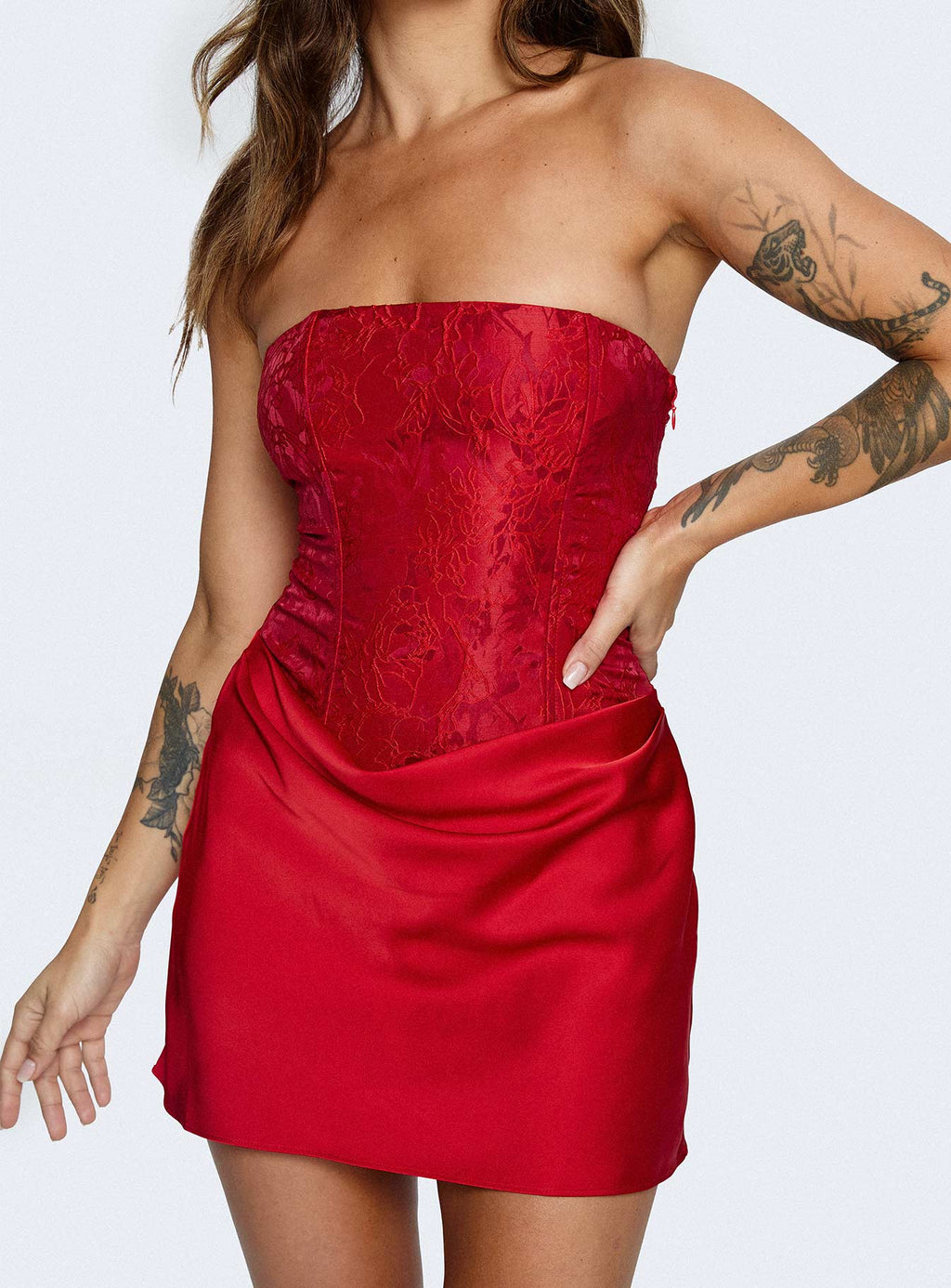 Minivestido drapeado sin tirantes Jenevieve Rojo