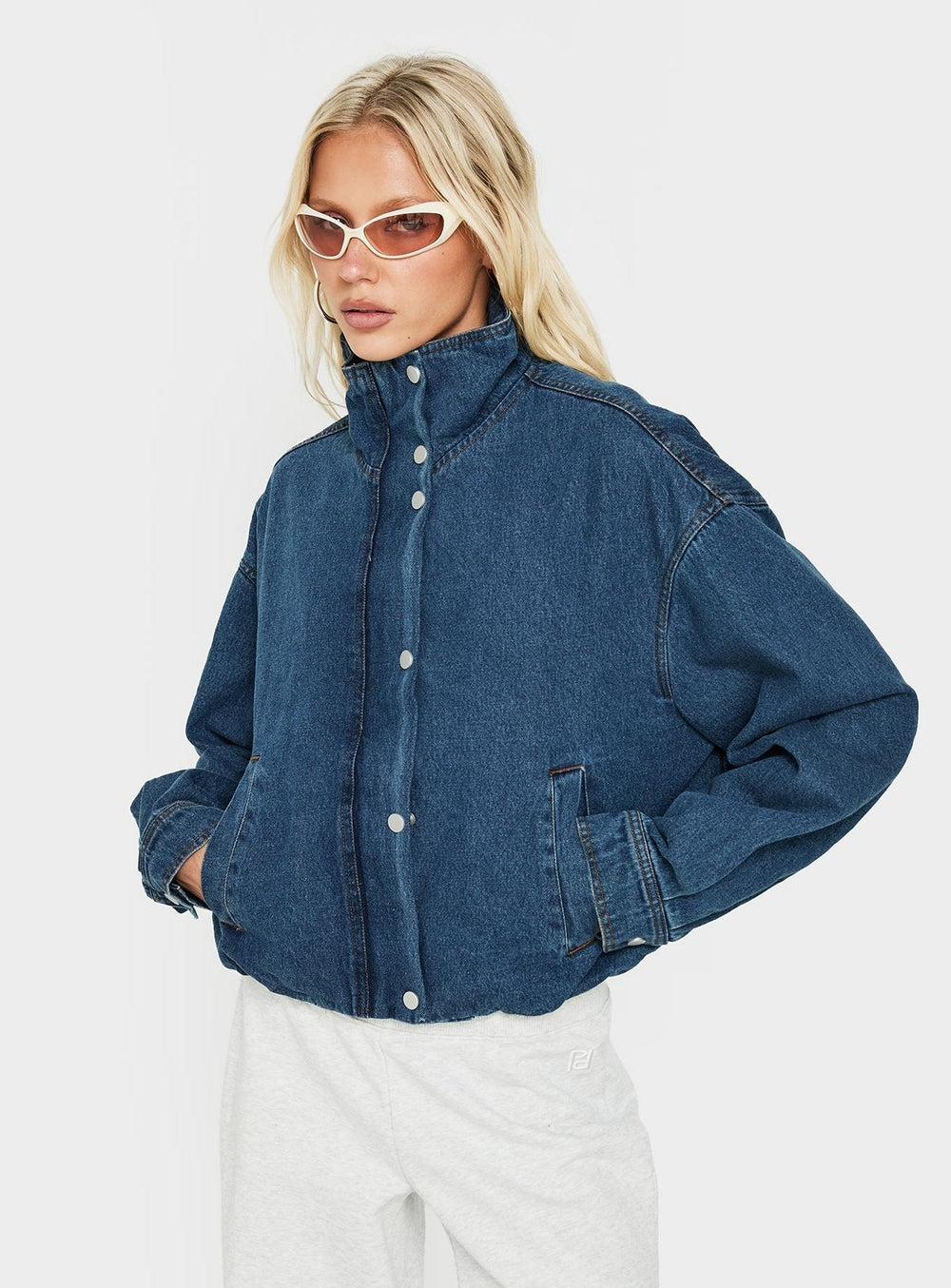 Chaqueta Soja Denim con cuello embudo en lavado azul medio