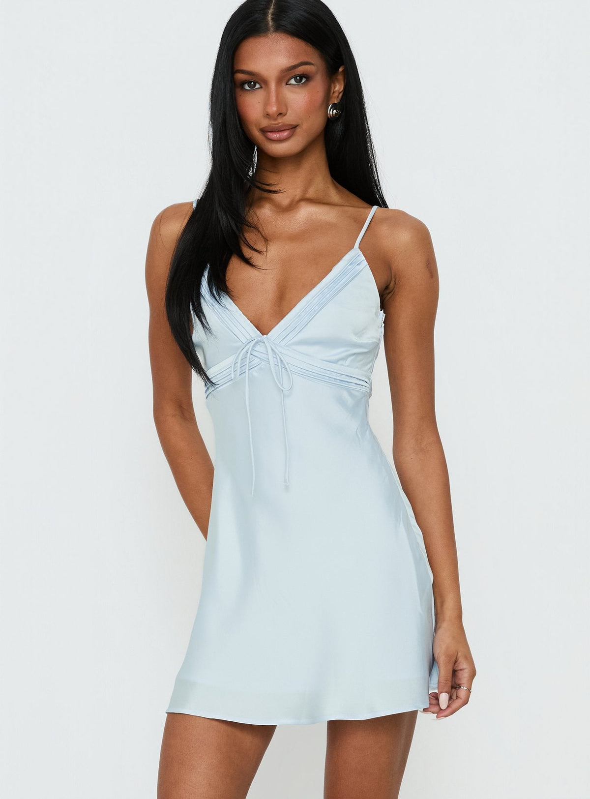 Minivestido con cuello de pico Iseabal azul hielo