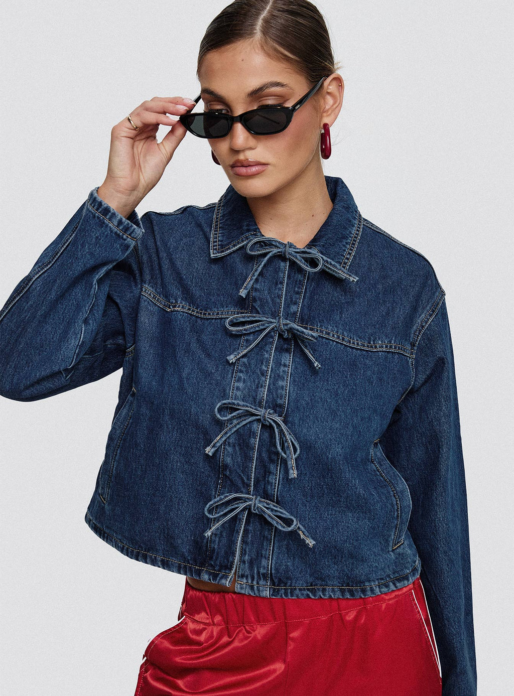Chaqueta de mezclilla azul con detalle de lazo Good On You