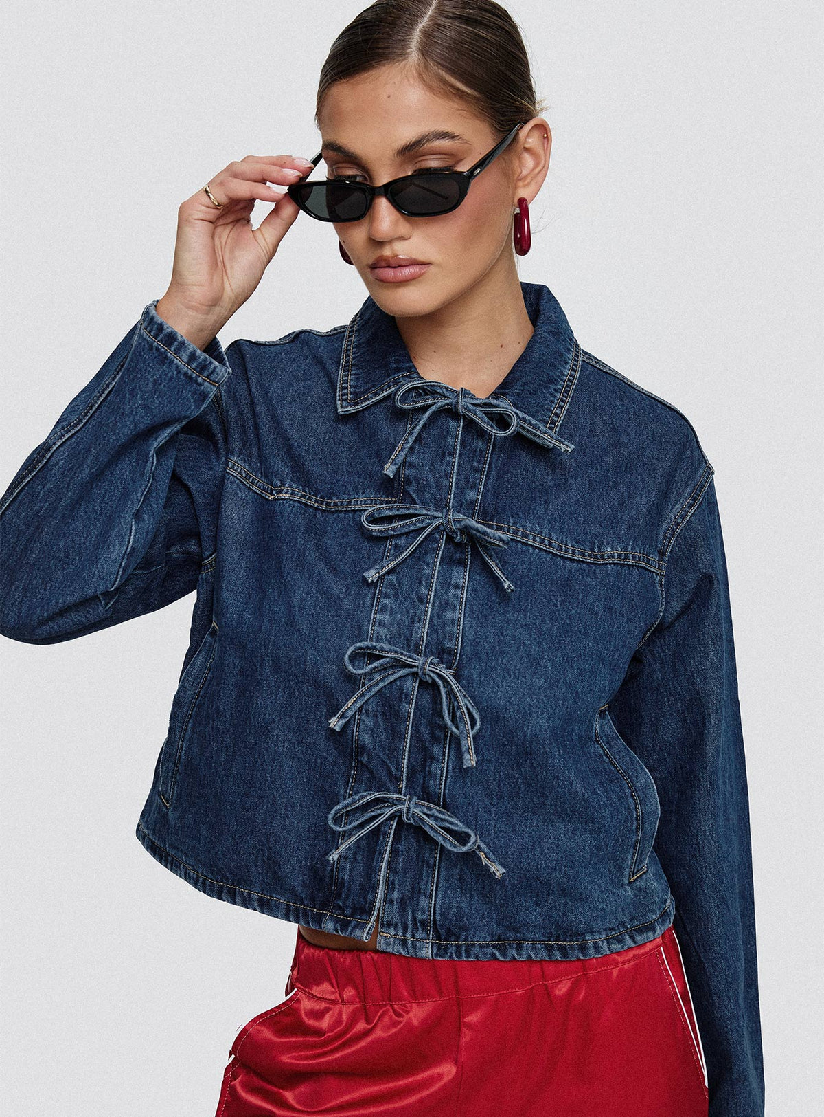 Chaqueta de mezclilla azul con detalle de lazo Good On You