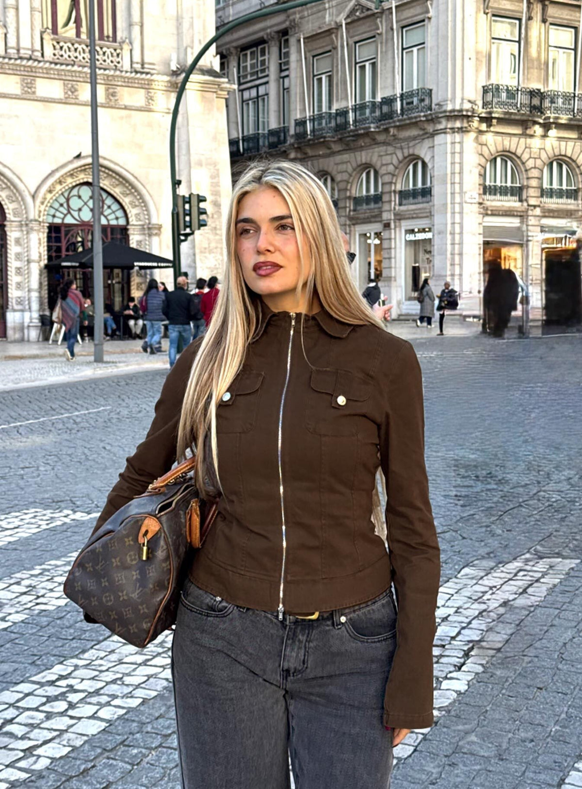 Chaqueta Kelehan de manga larga con cremallera frontal en color marrón lavado a la piedra