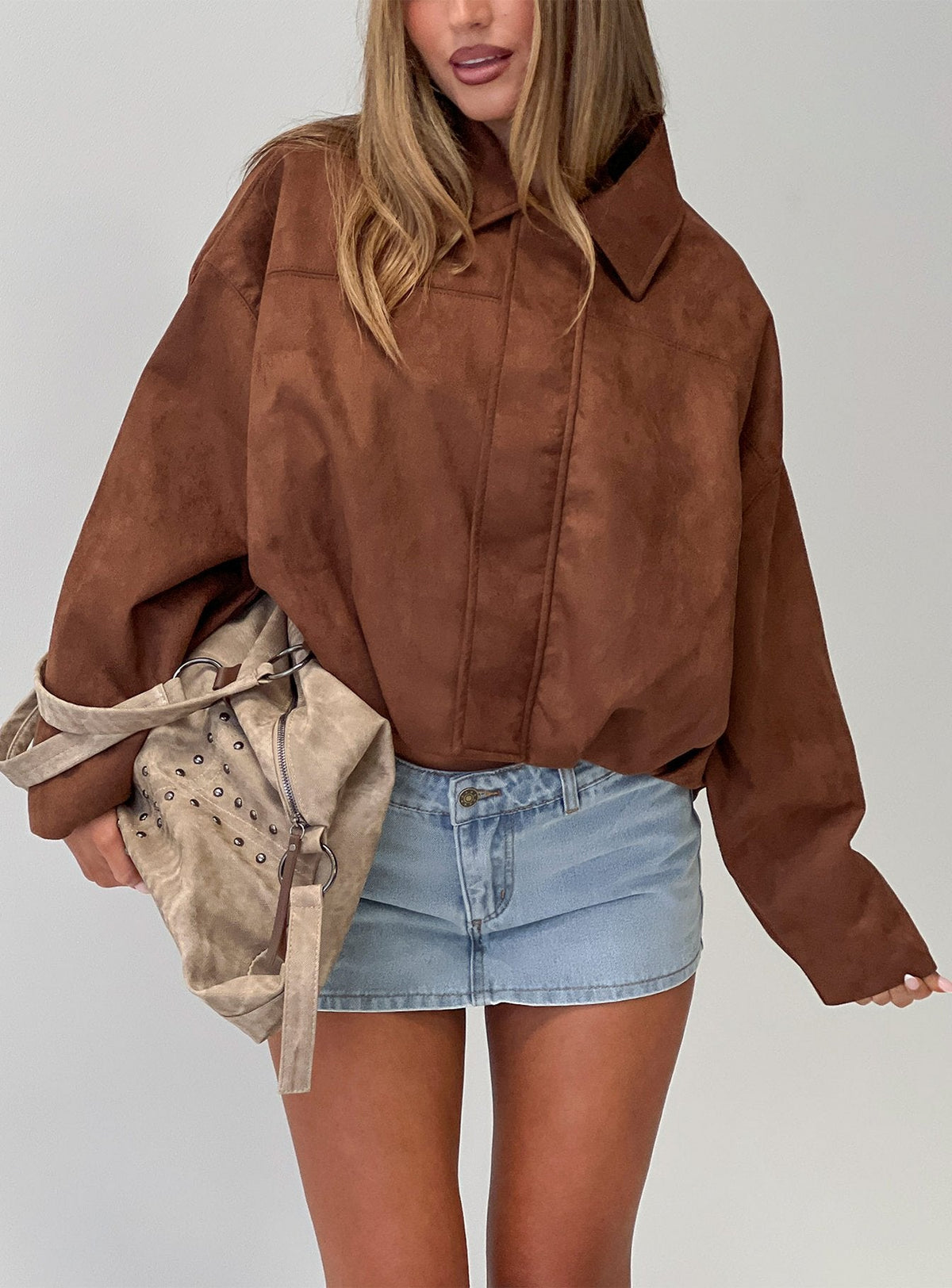 Chaqueta bomber de antelina iluminada color caramelo