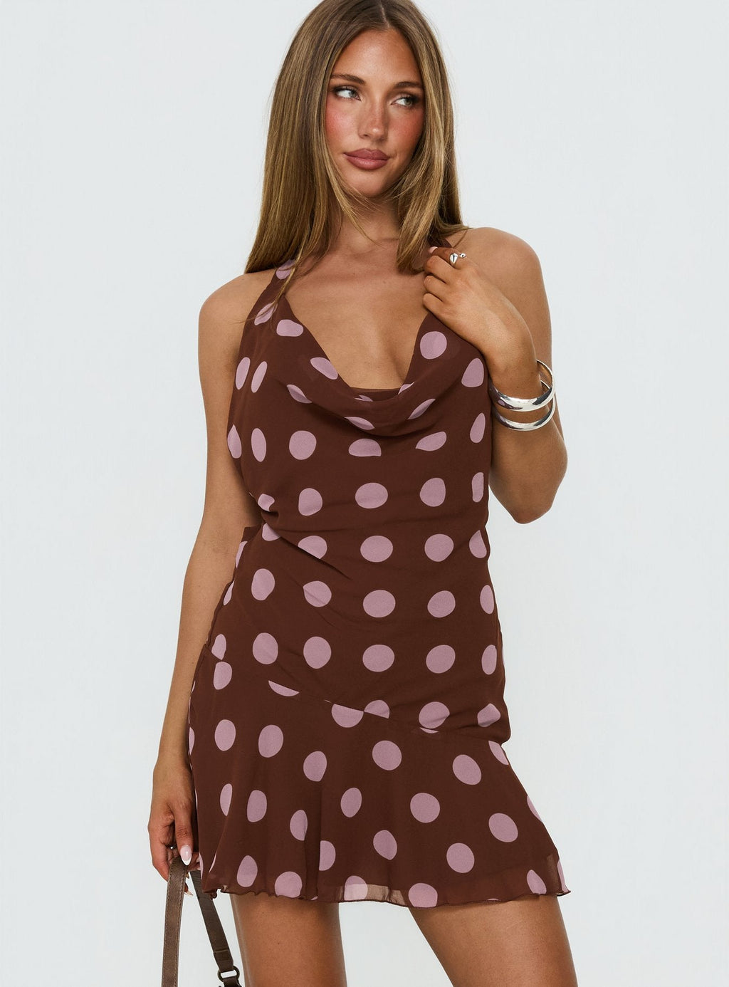 Vestido mini Karolie con escote pronunciado, estampado de lunares en marrón y lila