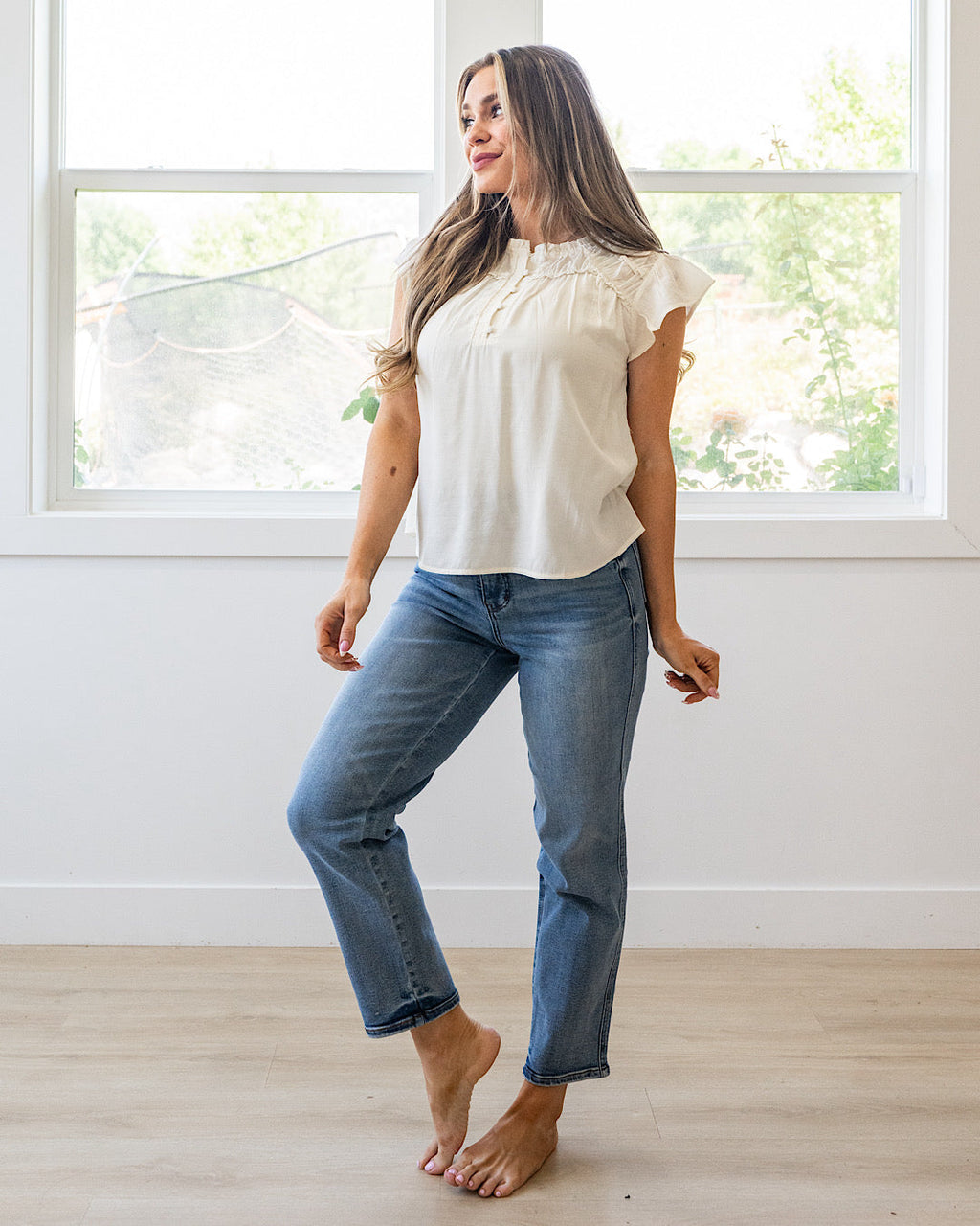 ¡NUEVO! Blusa Henley con volantes Raya - Marfil