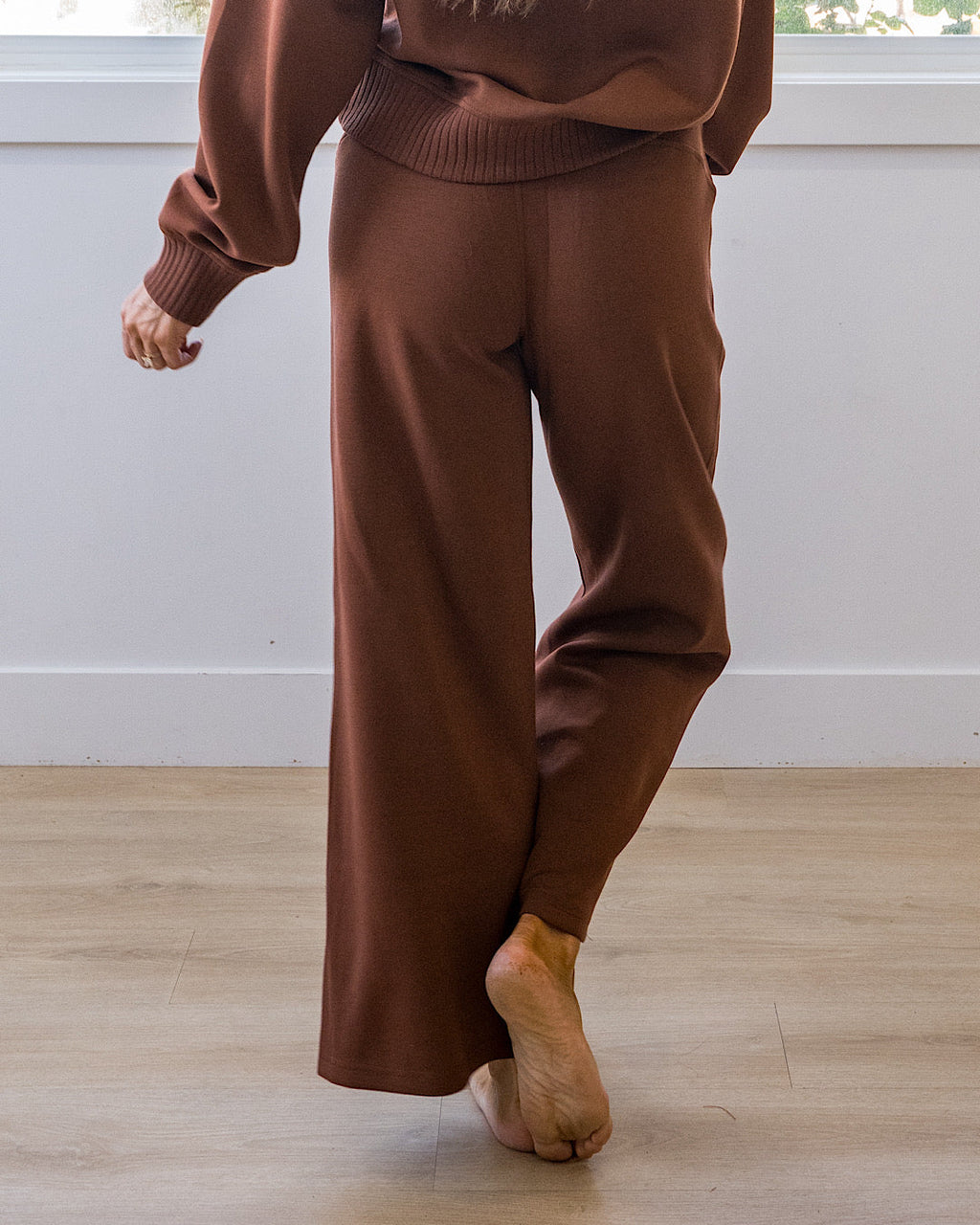¡NUEVO! Pantalones de pierna ancha Kendall en tela scuba - Castaño