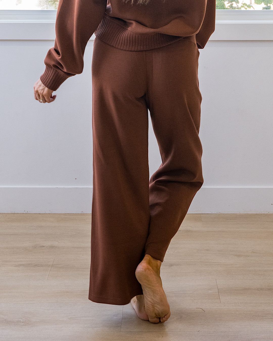¡NUEVO! Pantalones de pierna ancha Kendall en tela scuba - Castaño
