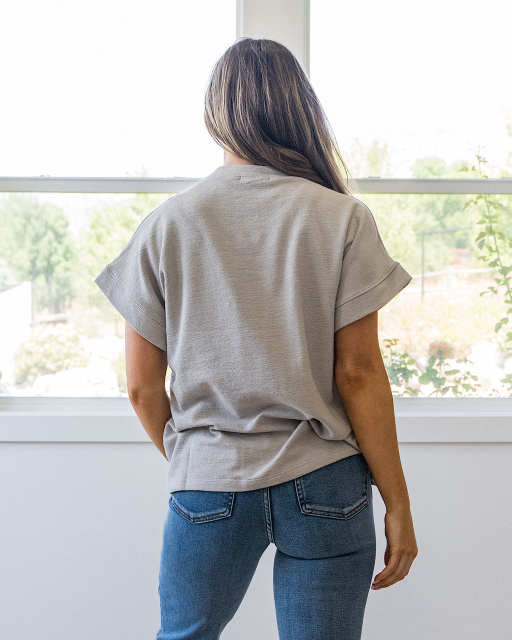 ¡NUEVO! Blusa de manga corta con bolsillo Charlotte - Gris