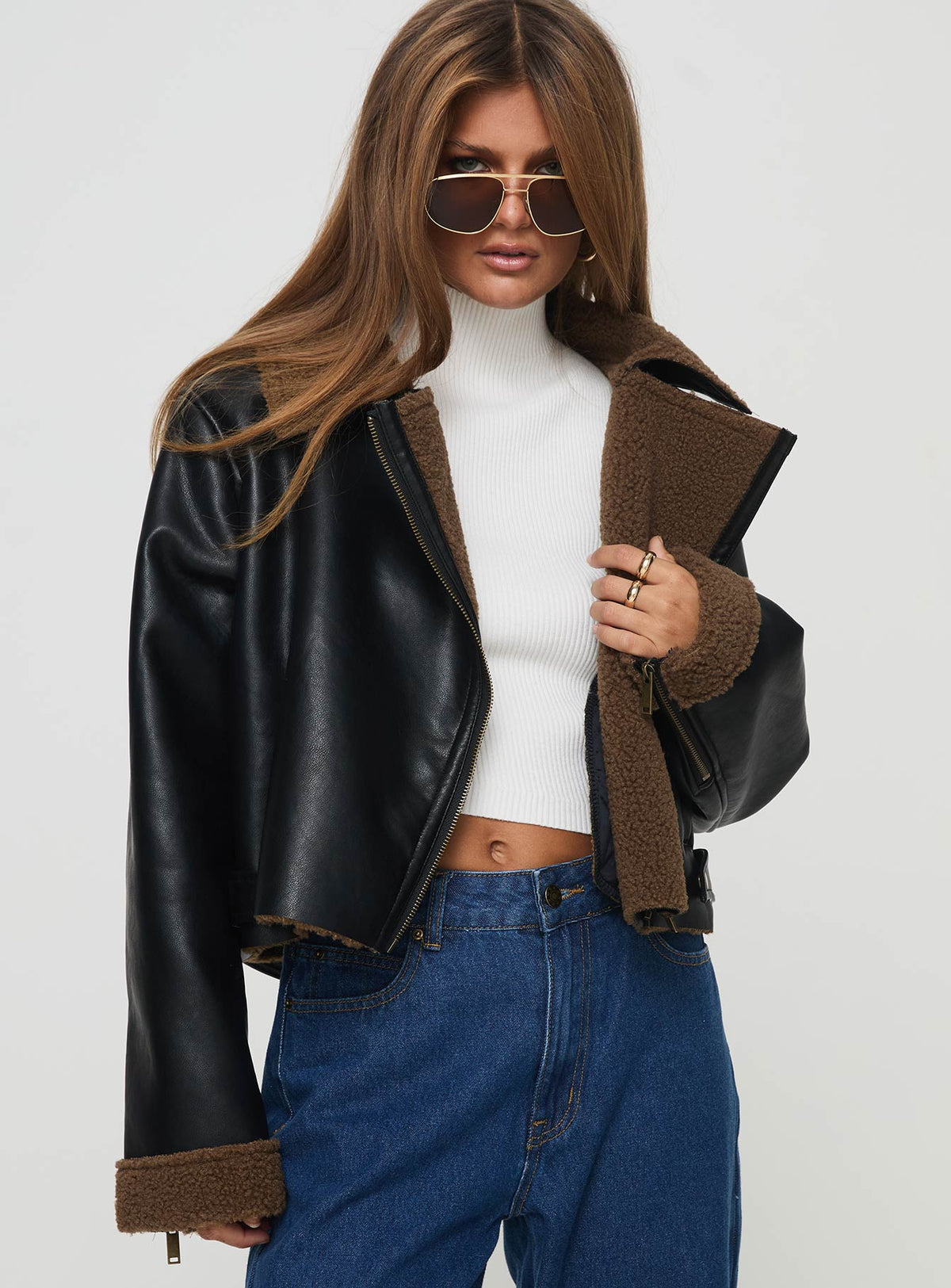 Chaqueta de piel sintética con ribete de borrego negra