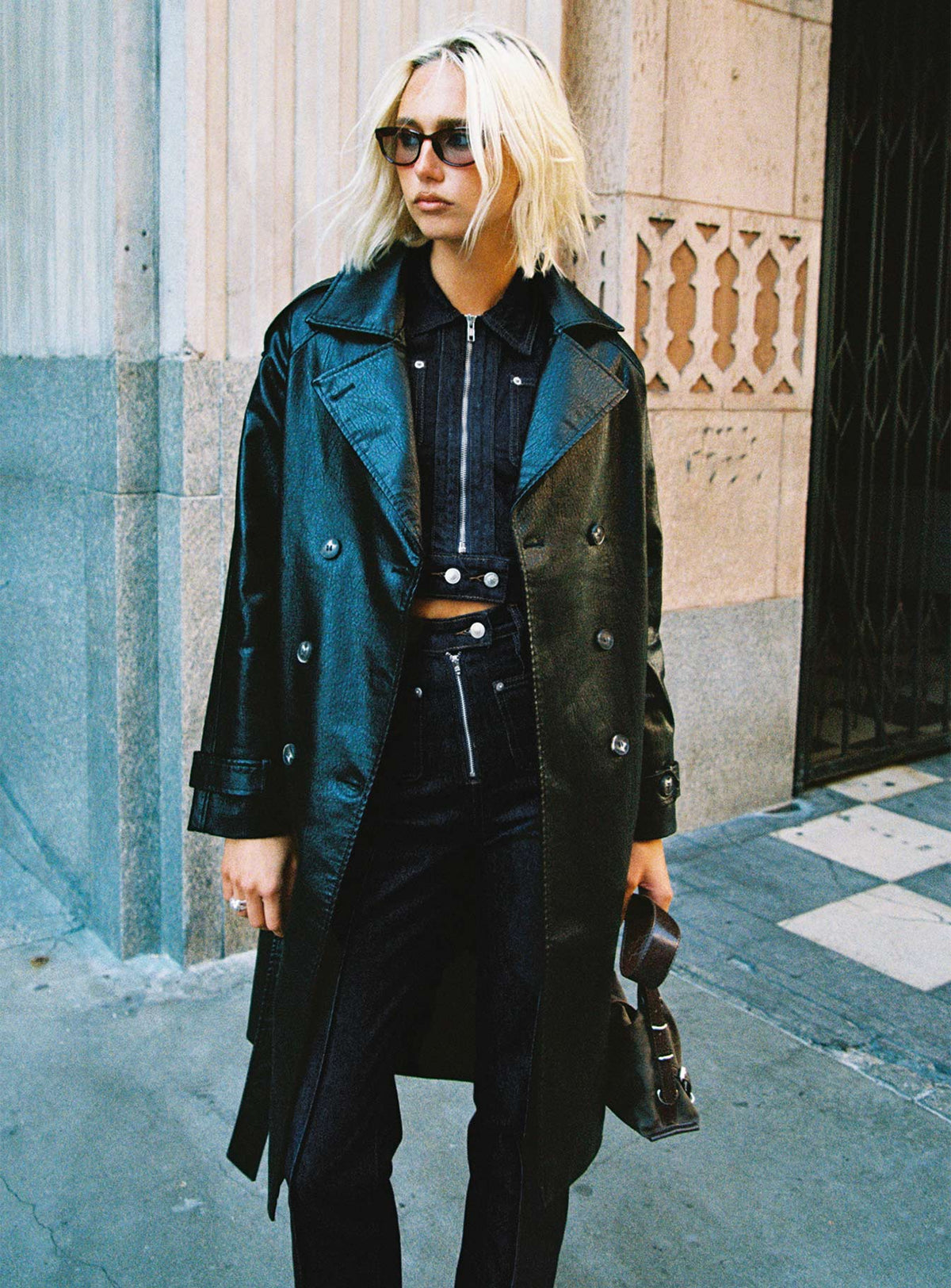 Gabardina de piel sintética Think Later, color negro