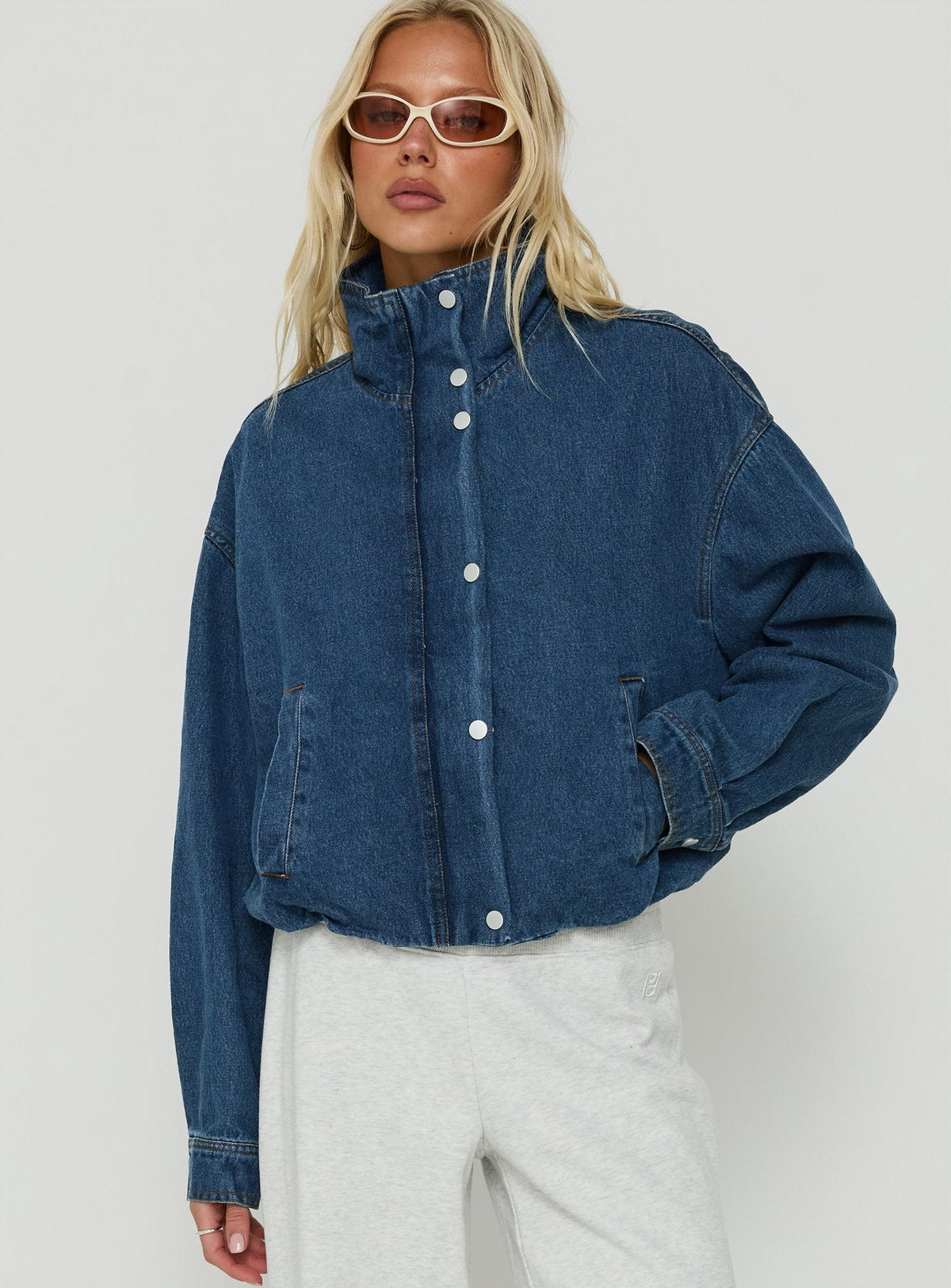Chaqueta Soja Denim con cuello embudo en lavado azul medio