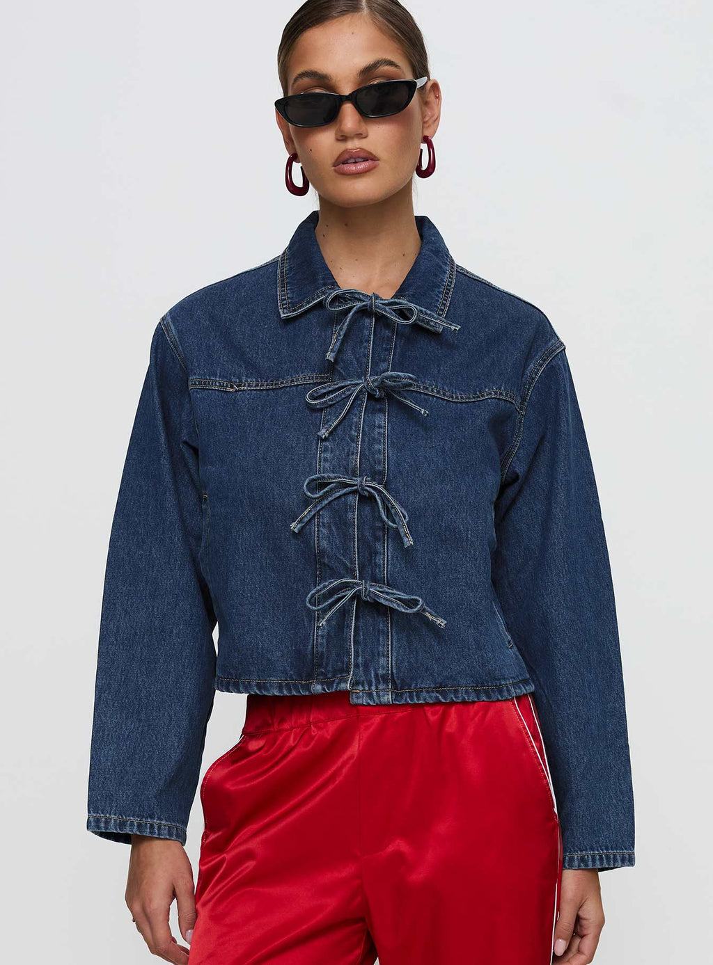 Chaqueta de mezclilla azul con detalle de lazo Good On You