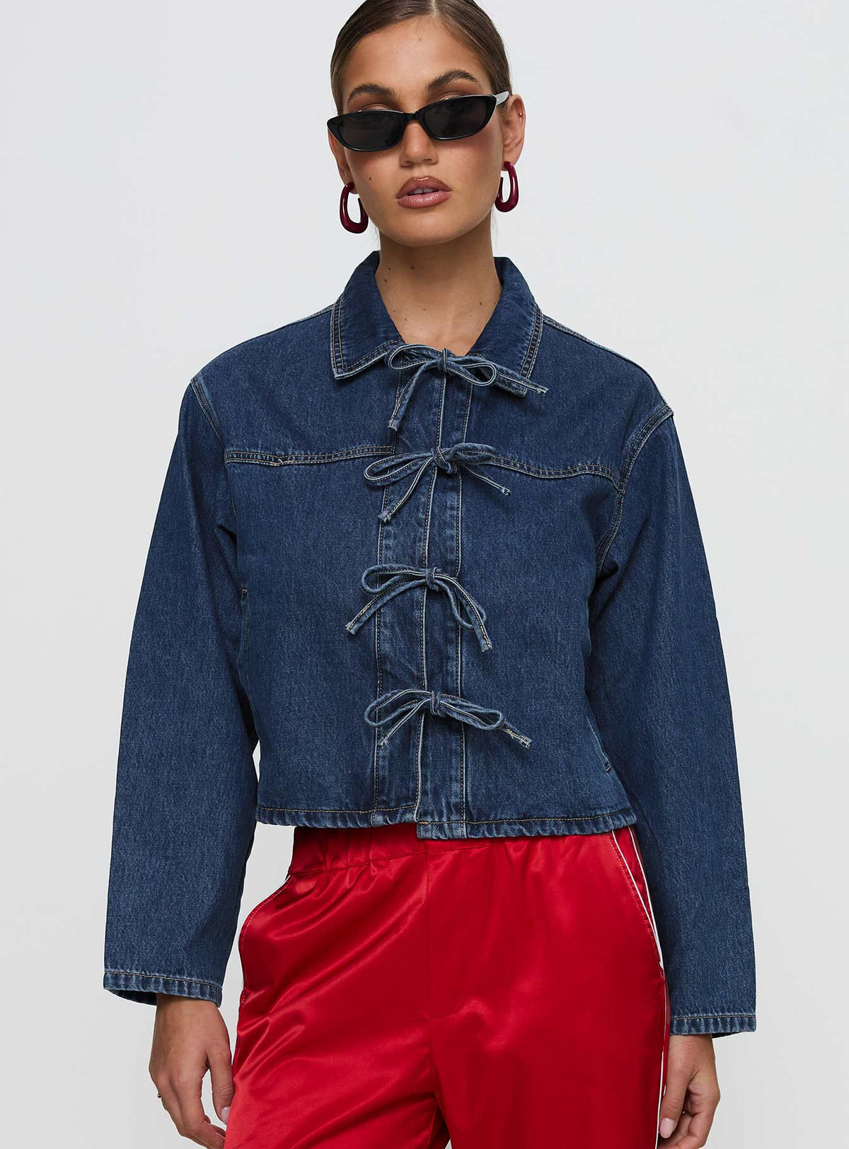 Chaqueta de mezclilla azul con detalle de lazo Good On You