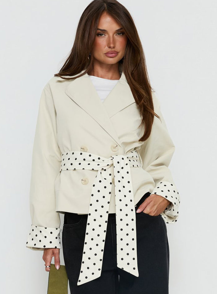 Gabardina corta Meriana beige con lunares