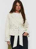 Gabardina corta Meriana beige con lunares