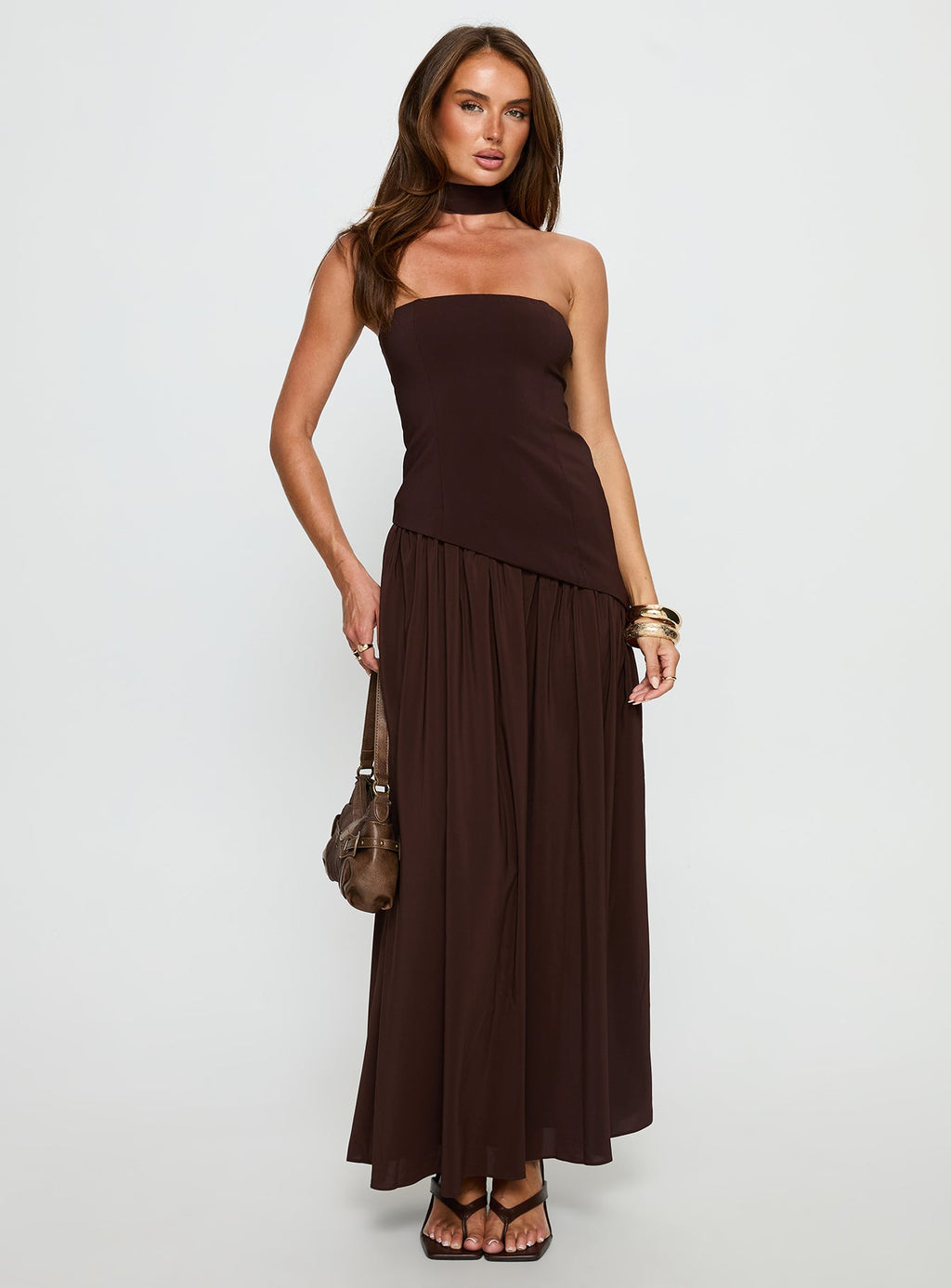 Vestido largo maxi con fajín sin tirantes Odela en color chocolate