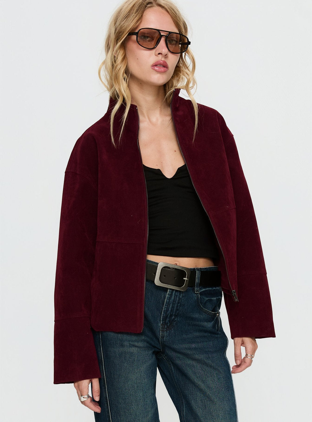 Chaqueta Jessalynn de ante sintético con cremallera color burdeos