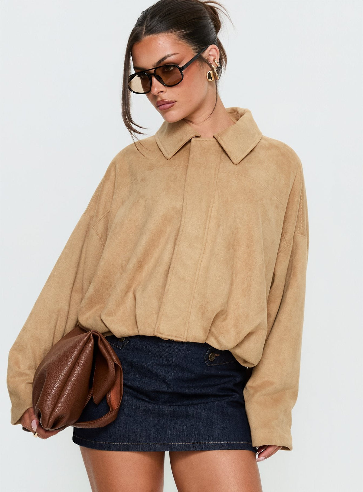 Chaqueta bomber de antelina iluminada en color beige