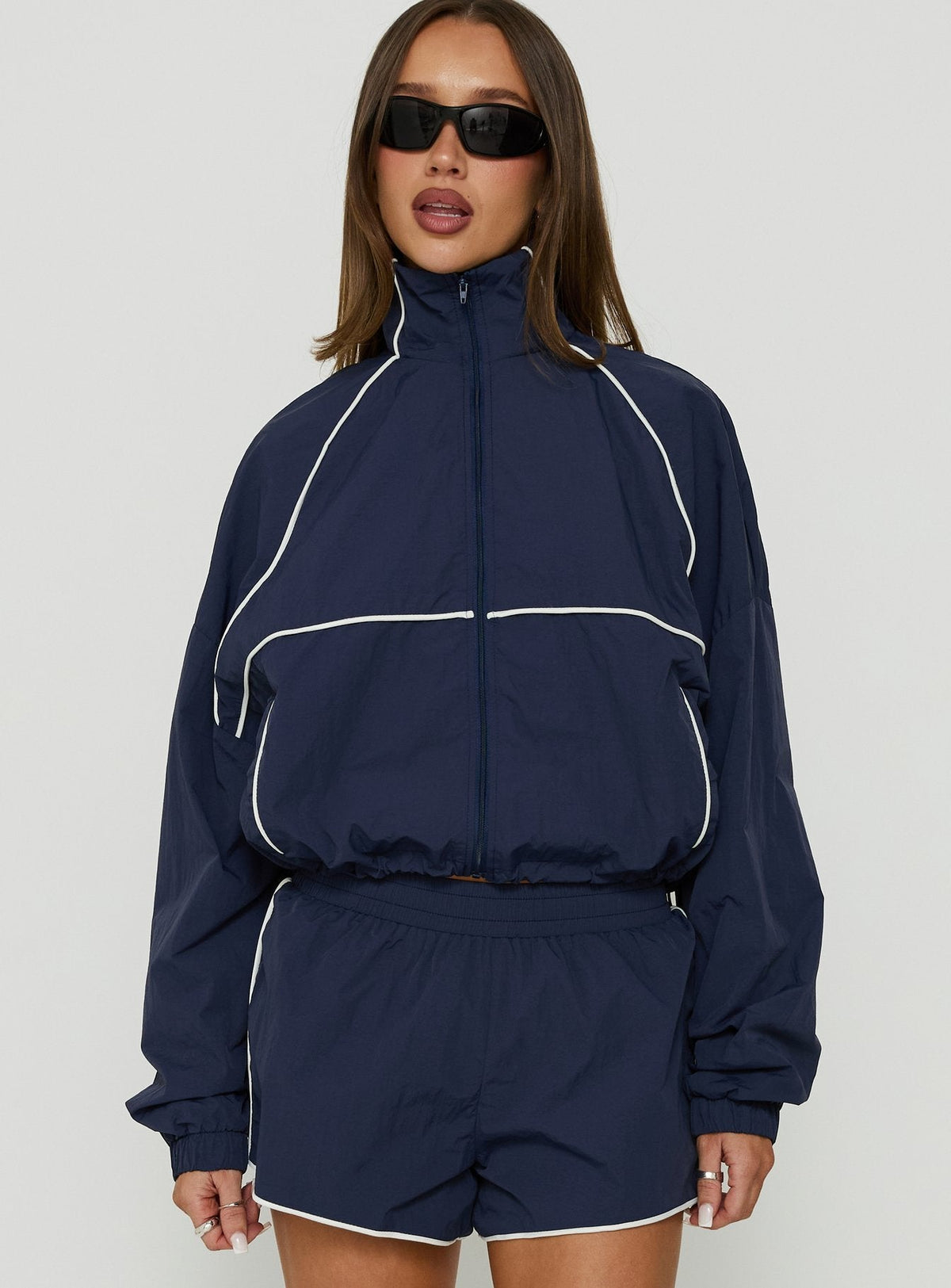Chaqueta cortavientos con cuello embudo Shayyla azul marino / blanco