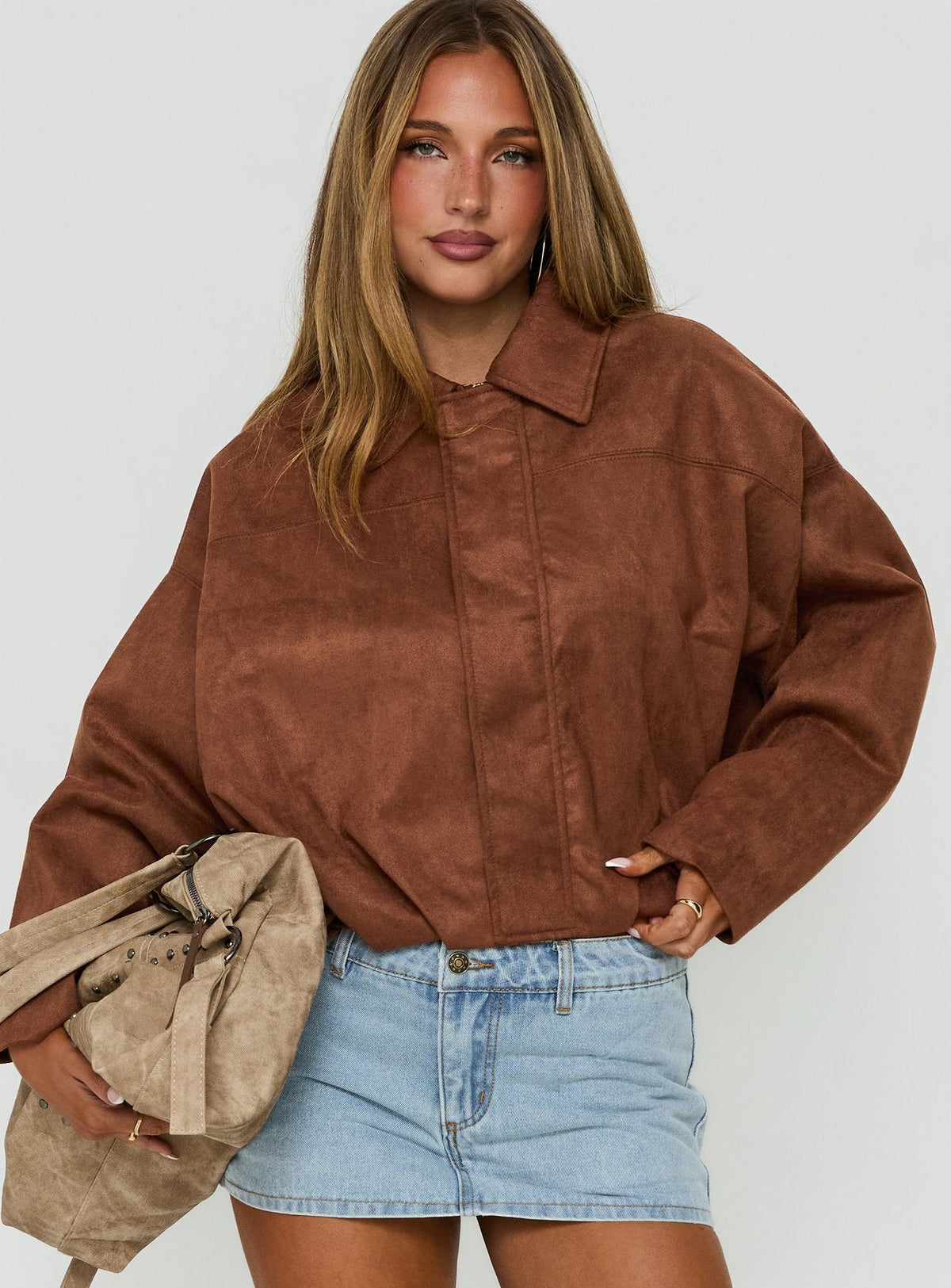 Chaqueta bomber de antelina iluminada color caramelo