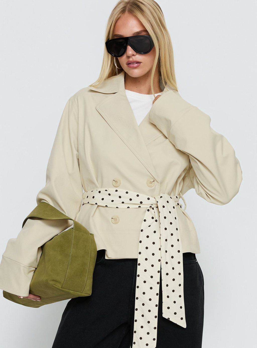 Gabardina corta Meriana beige con lunares