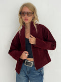 Chaqueta Jessalynn de ante sintético con cremallera color burdeos