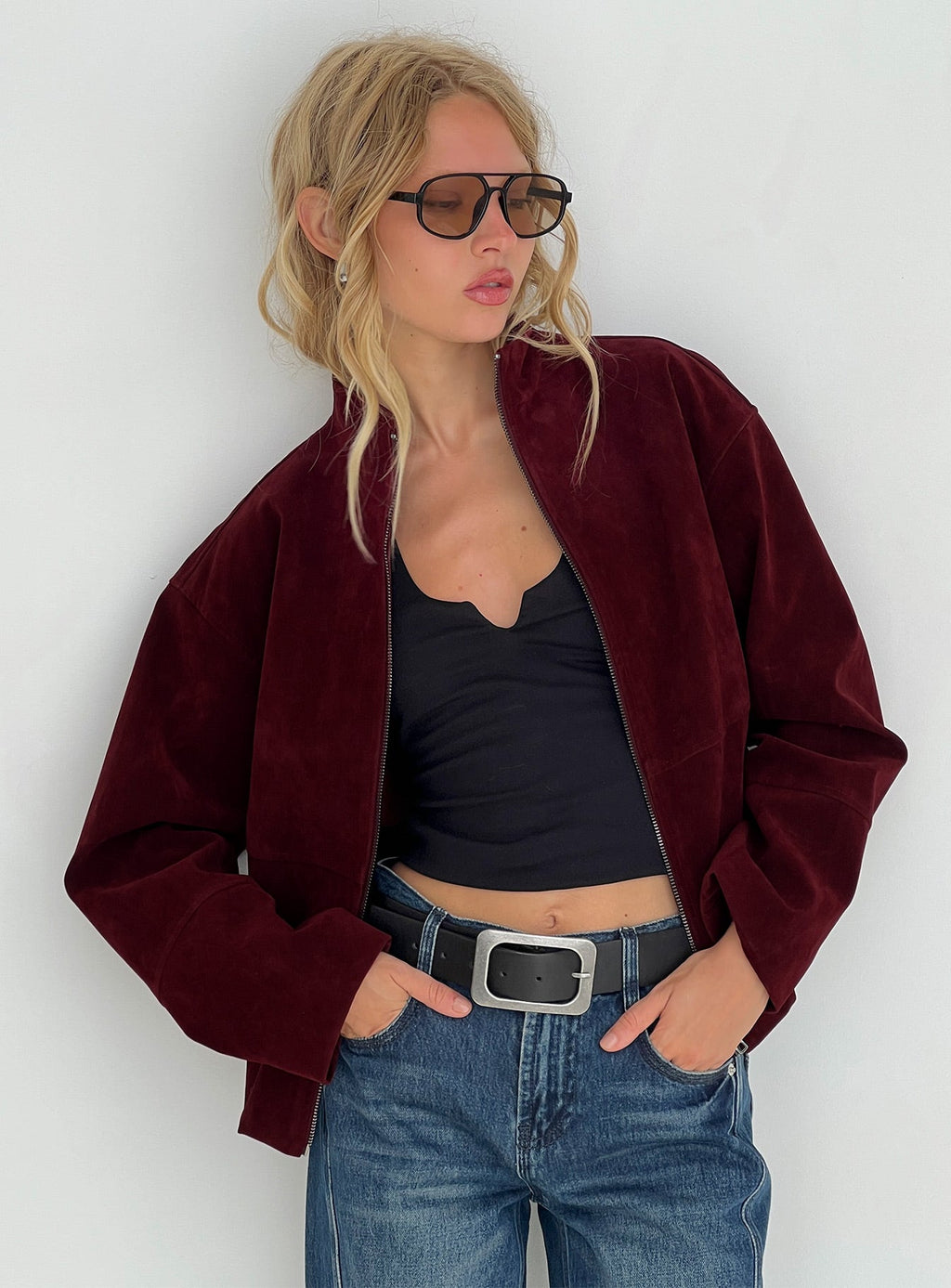 Chaqueta Jessalynn de ante sintético con cremallera color burdeos