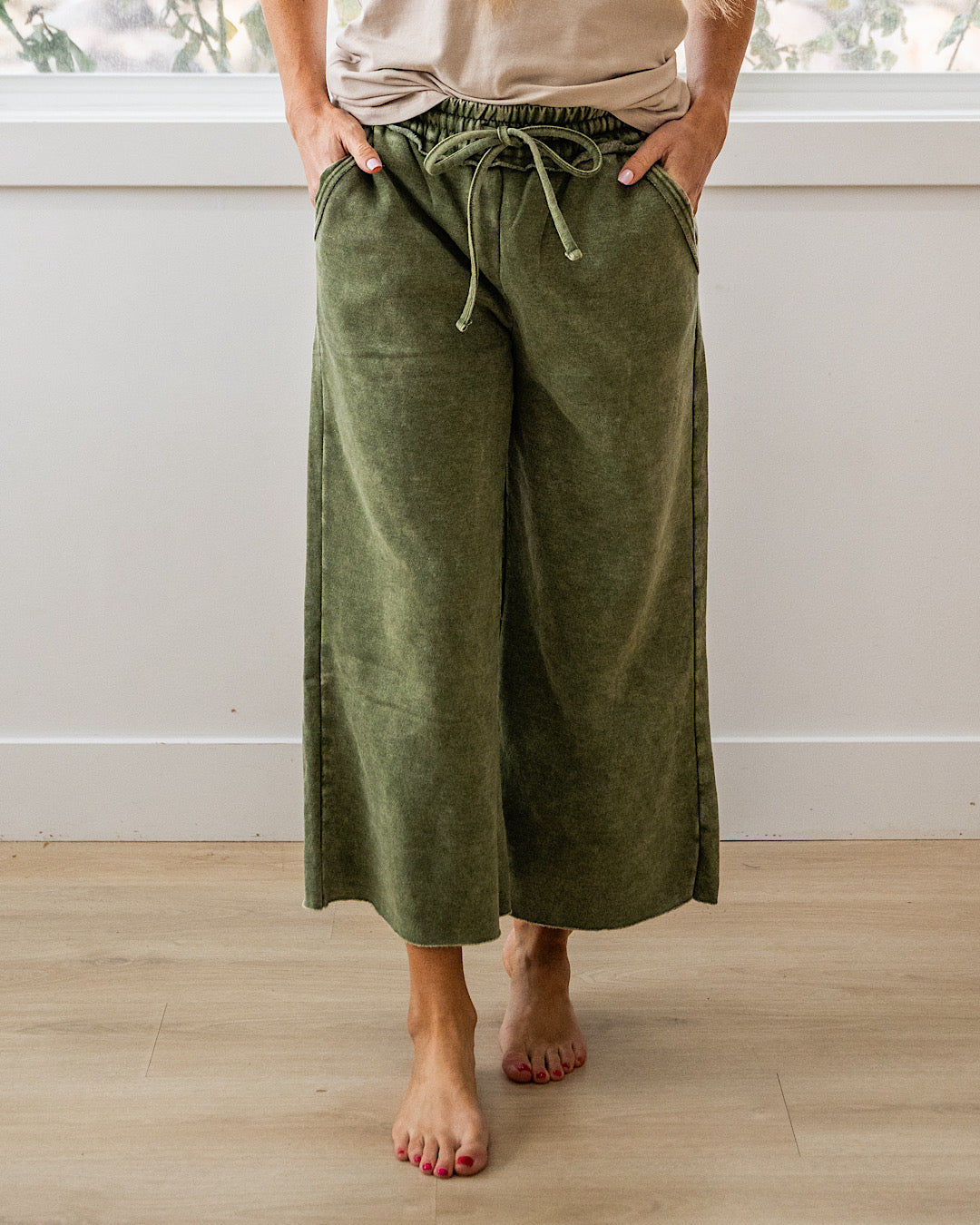 ¡NUEVO! Pantalón cómodo de pierna ancha y corte cropped - Oliva claro