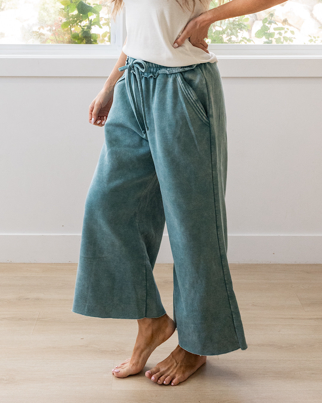 ¡NUEVO! Pantalón cómodo de pernera ancha y corte cropped - Verde azulado