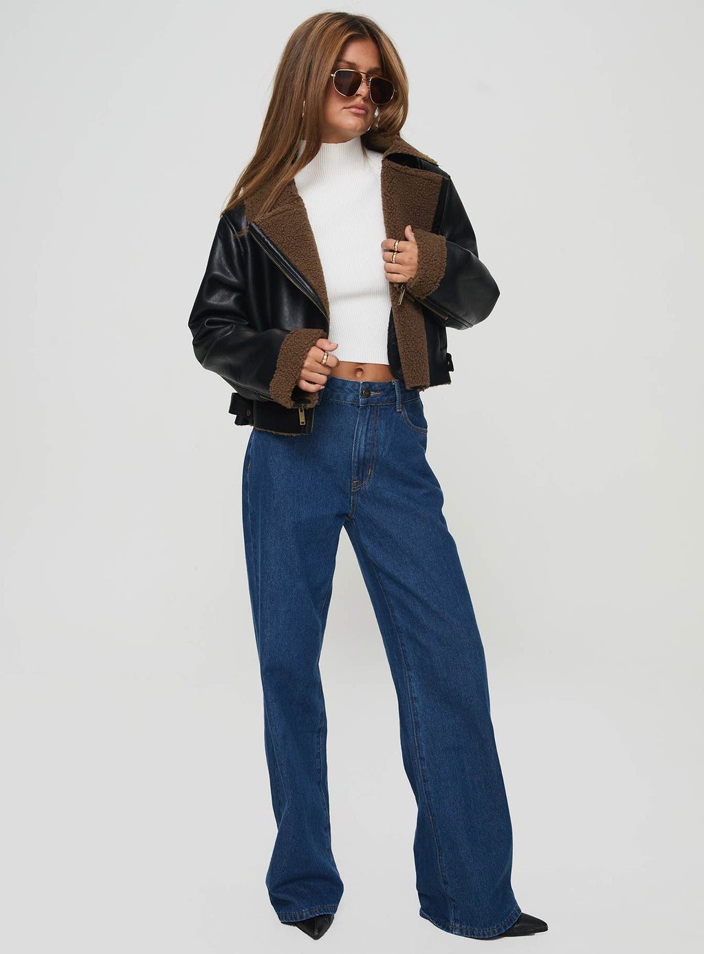 Chaqueta de piel sintética con ribete de borrego negra