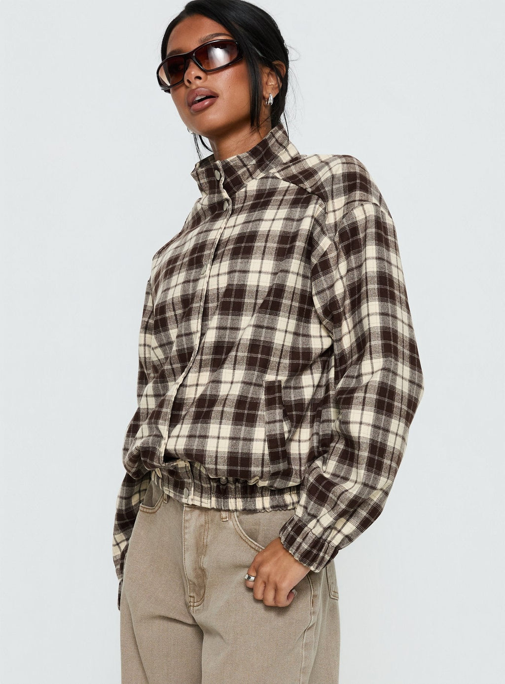 Chaqueta abotonada con cuello tipo embudo Khodana, cuadros marrones