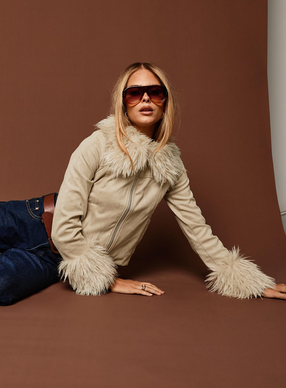 Chaqueta de gamuza Jeanna con detalle de piel sintética en color beige