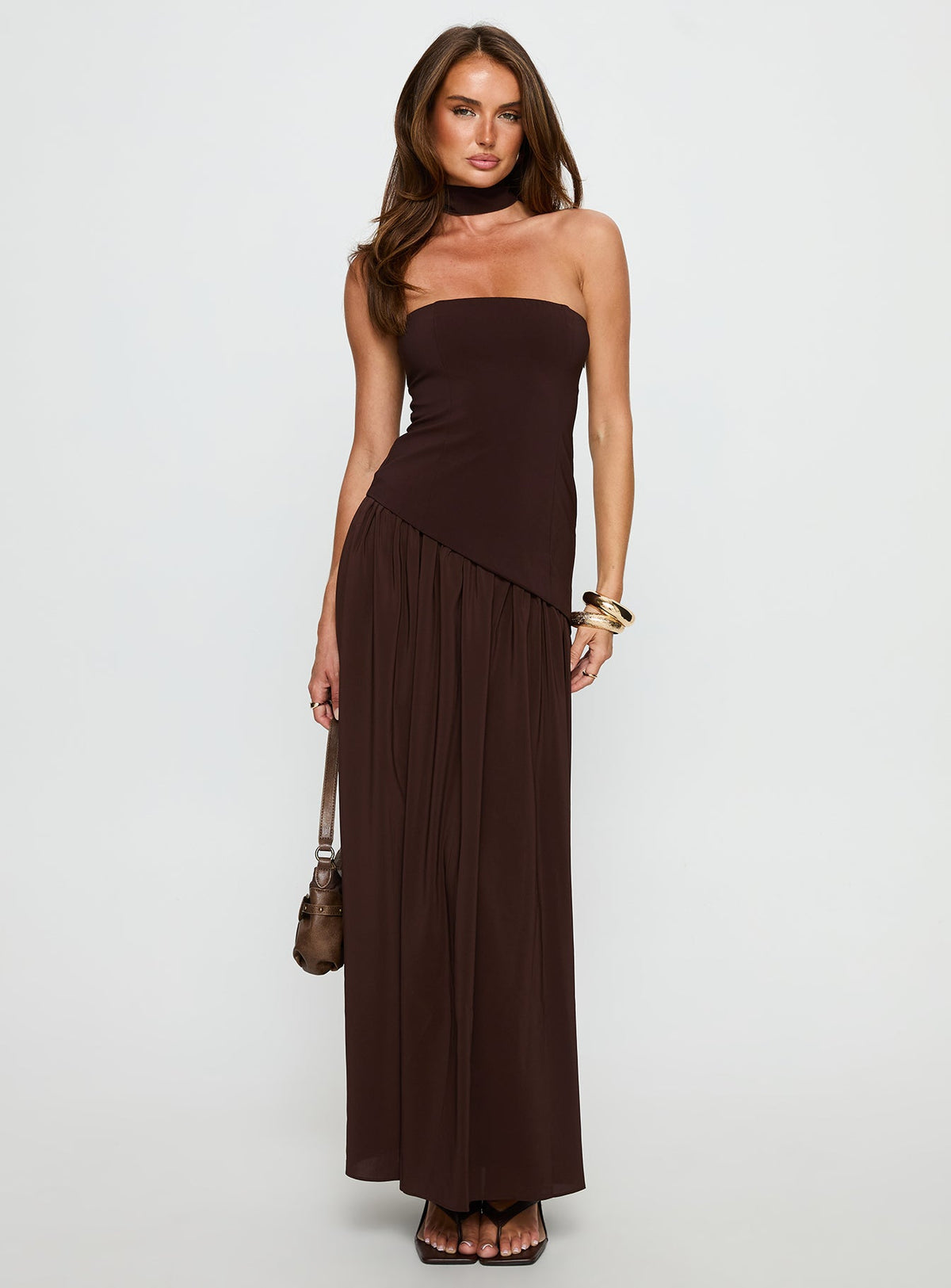 Vestido largo maxi con fajín sin tirantes Odela en color chocolate