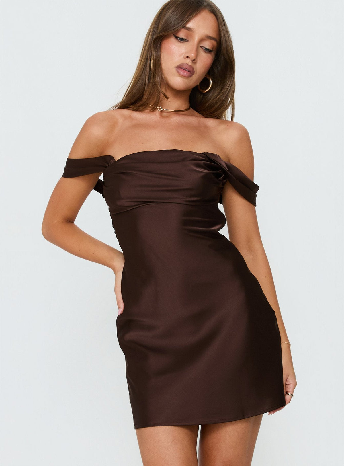 Vestido corto con hombros descubiertos Zabbarra chocolate