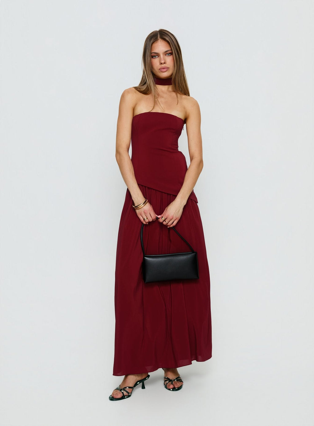 Vestido maxi Odela sin tirantes con bufanda y cintura baja color cereza