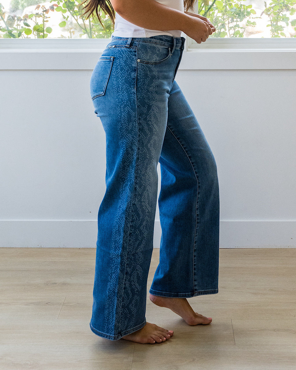 Jeans de pierna ancha con estampado de piel de serpiente Isla de KanCan