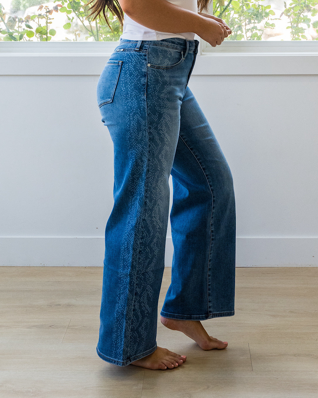 Jeans de pierna ancha con estampado de piel de serpiente Isla de KanCan