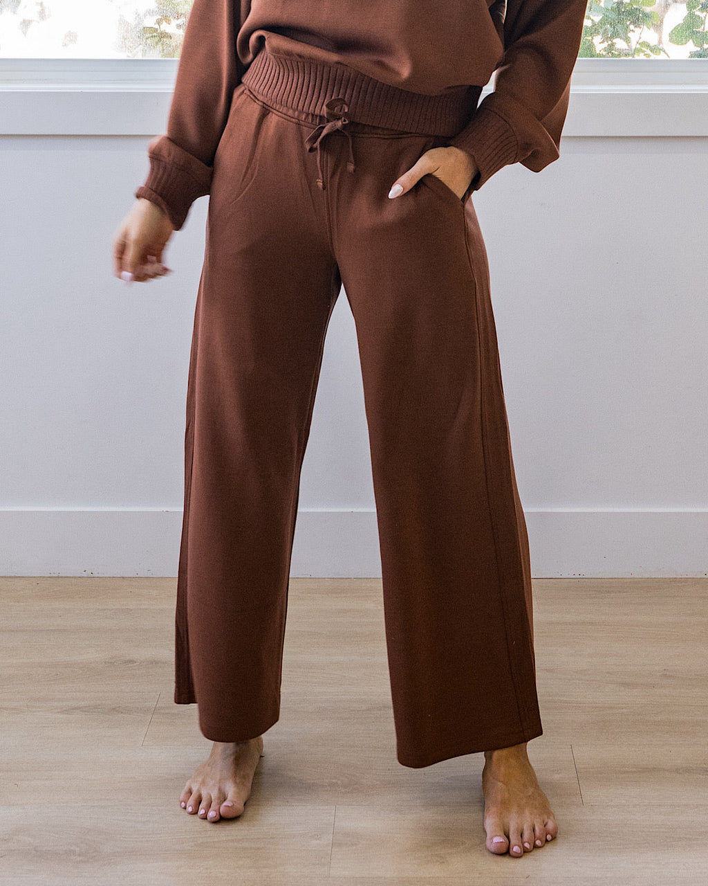 ¡NUEVO! Pantalones de pierna ancha Kendall en tela scuba - Castaño