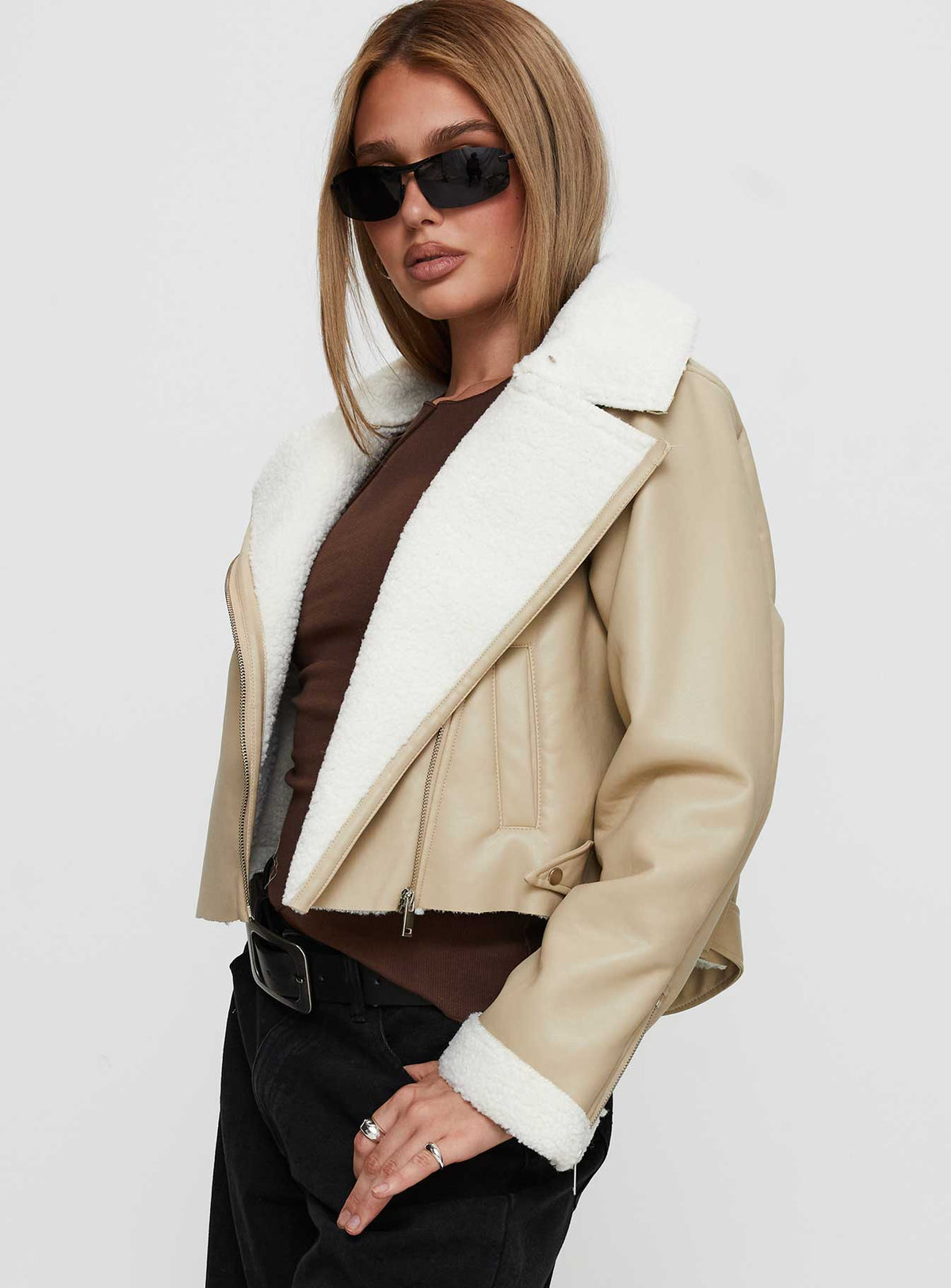 Chaqueta de piel sintética con ribete de borrego beige