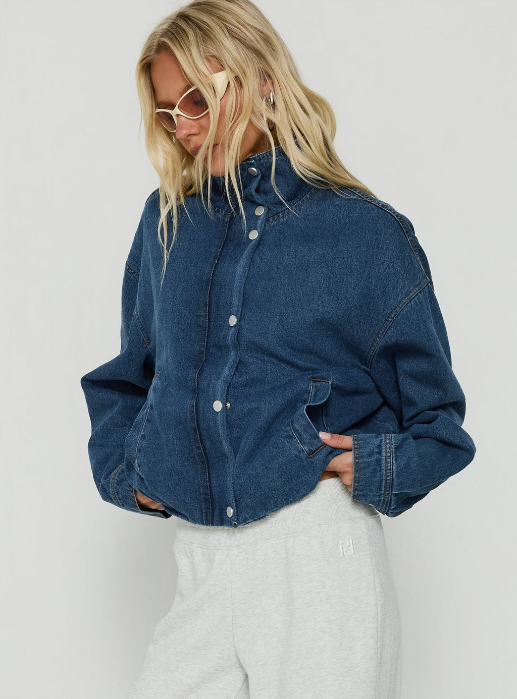 Chaqueta Soja Denim con cuello embudo en lavado azul medio