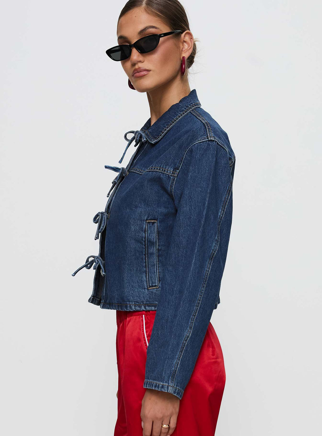 Chaqueta de mezclilla azul con detalle de lazo Good On You