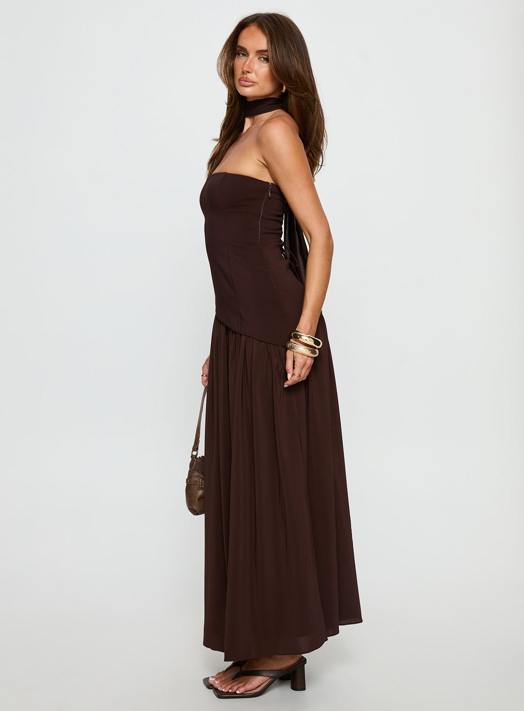 Vestido largo maxi con fajín sin tirantes Odela en color chocolate