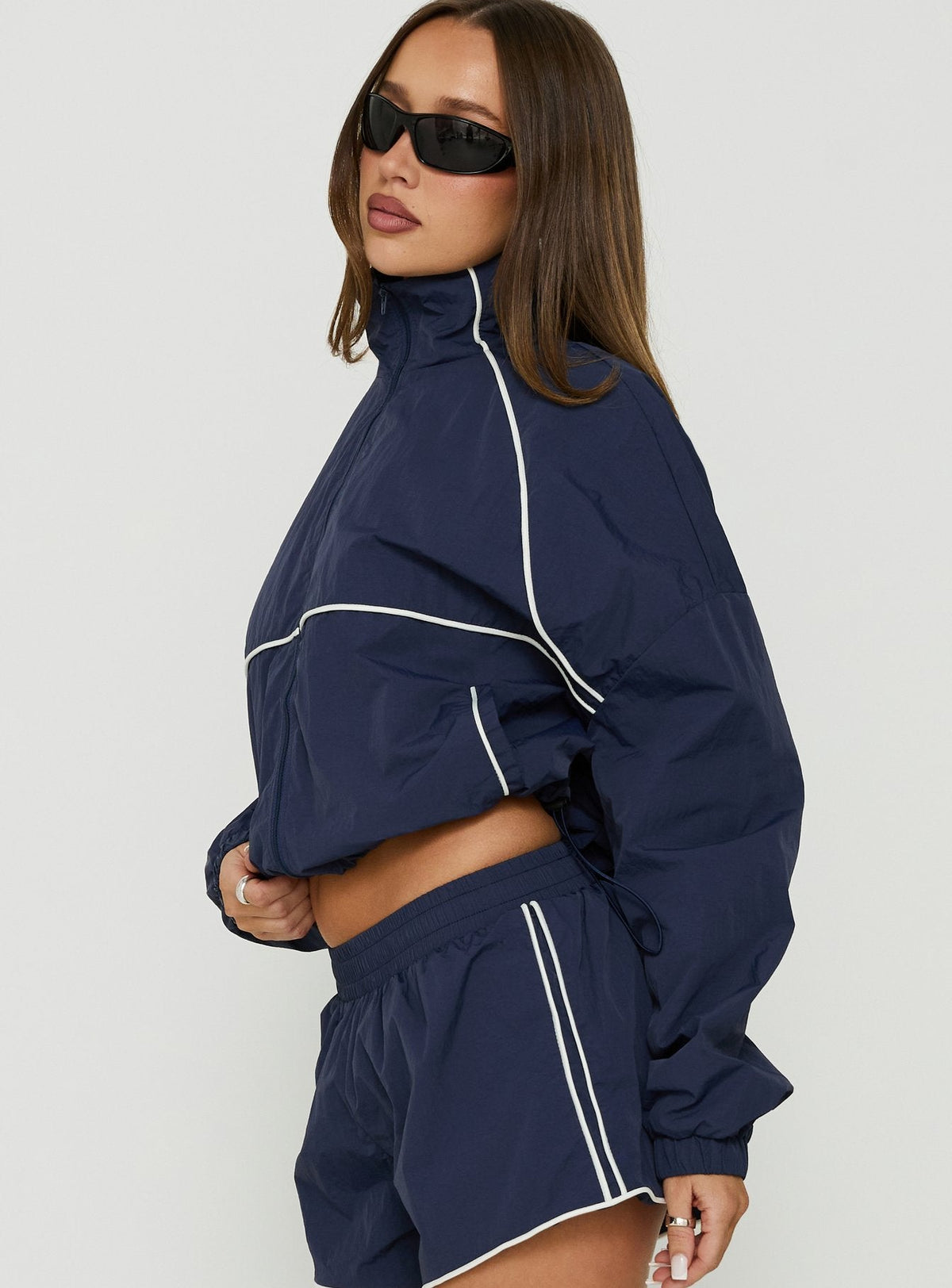 Chaqueta cortavientos con cuello embudo Shayyla azul marino / blanco