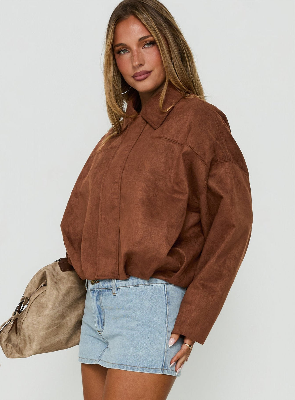 Chaqueta bomber de antelina iluminada color caramelo