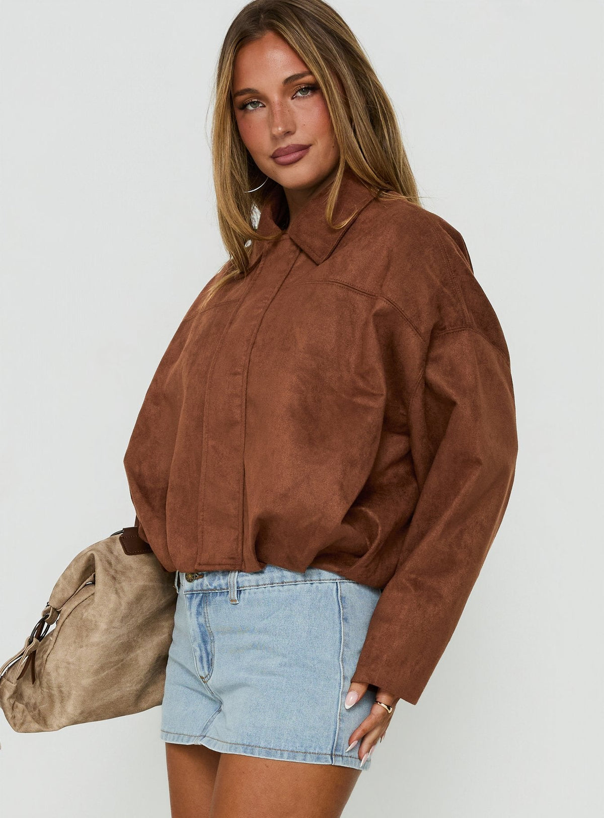 Chaqueta bomber de antelina iluminada color caramelo