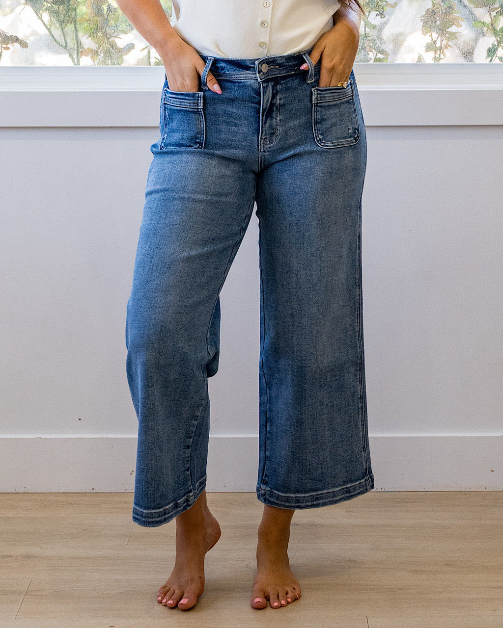 Jeans de pierna ancha con bolsillos de parche Jody de KanCan