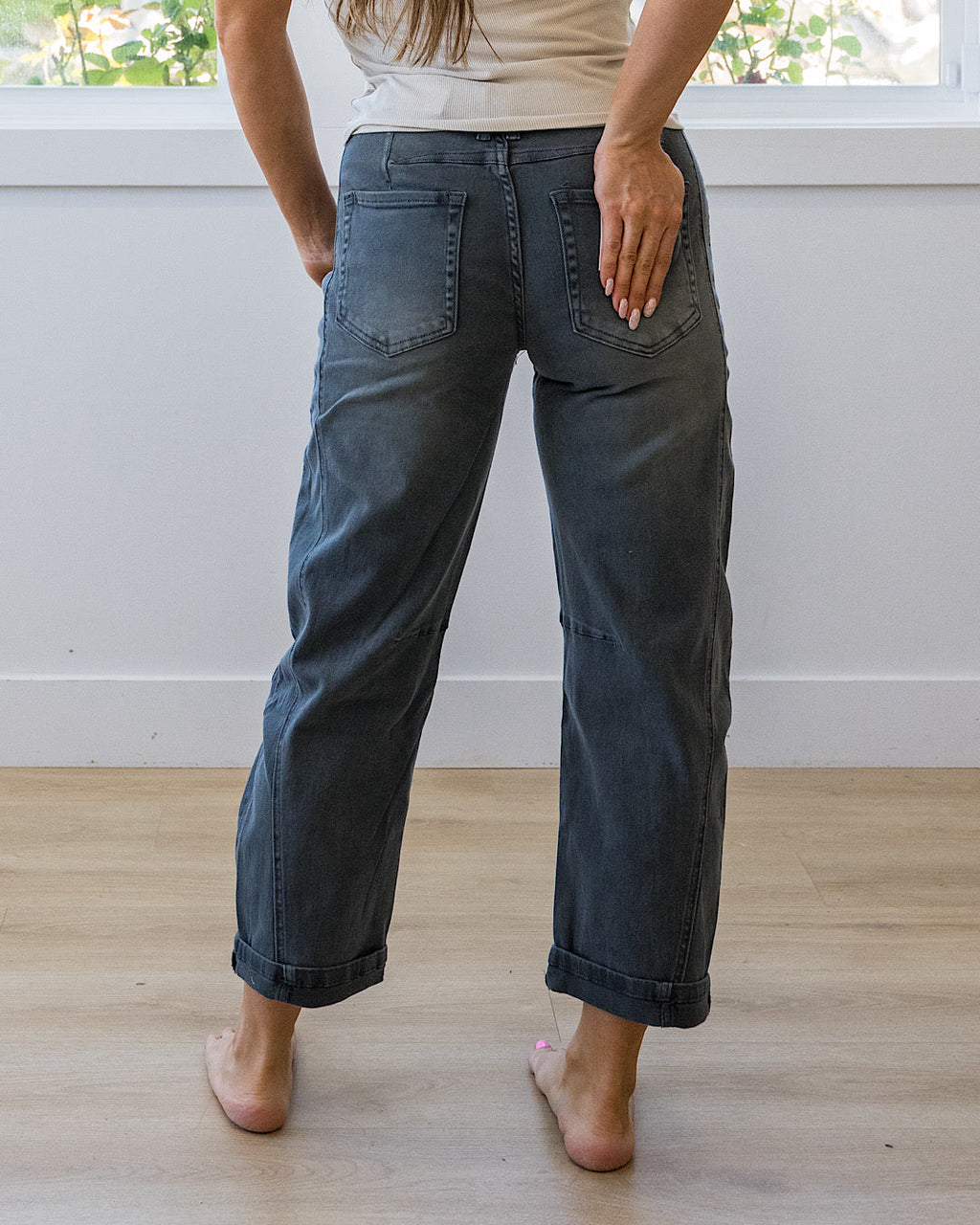 ¡NUEVO! Jeans Alexandra estilo Barrel sin efecto desgastado - Negro ceniza
