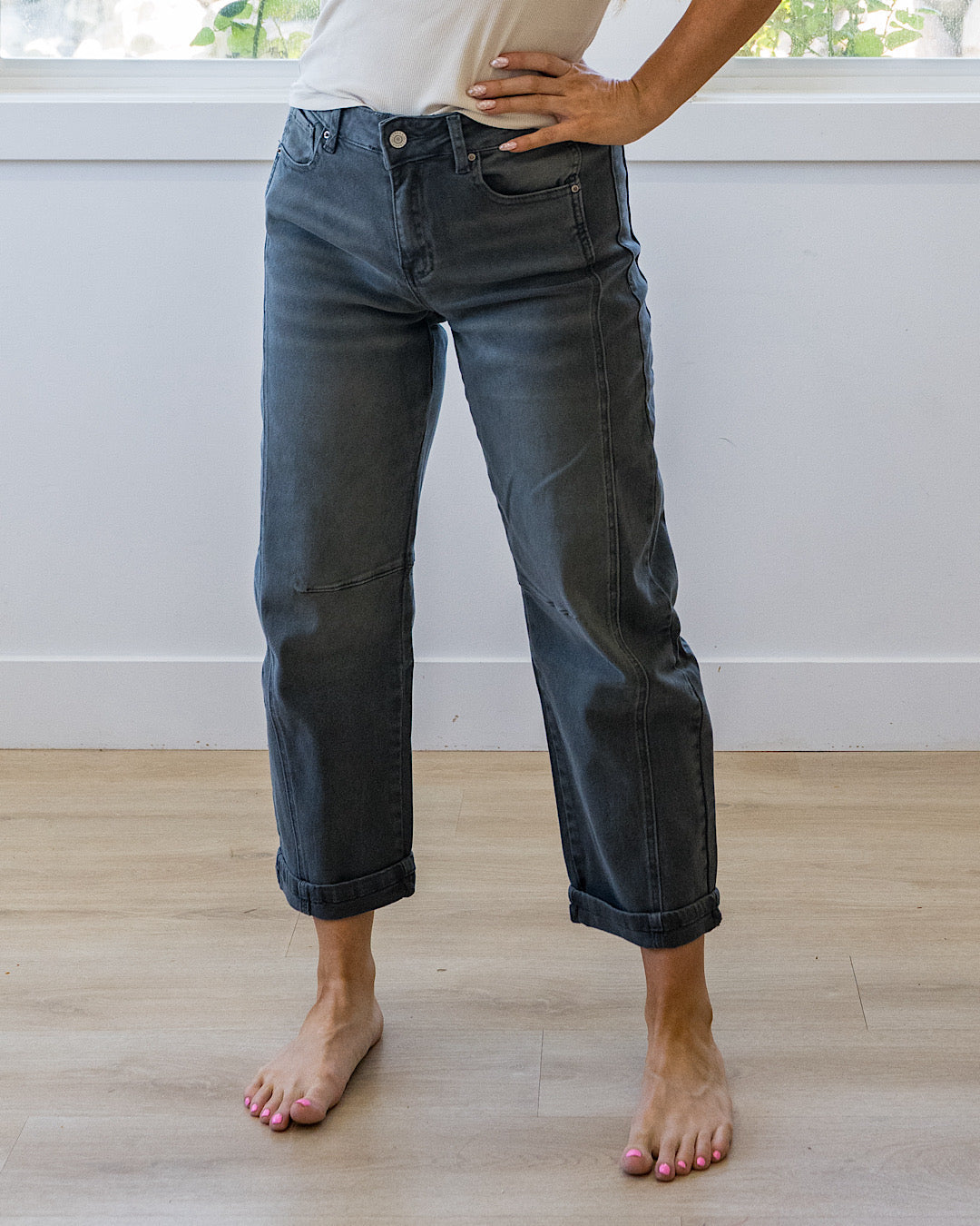 ¡NUEVO! Jeans Alexandra estilo Barrel sin efecto desgastado - Negro ceniza